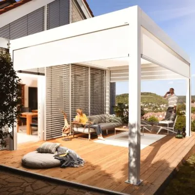 Weißes Lamellendach für die Terrasse