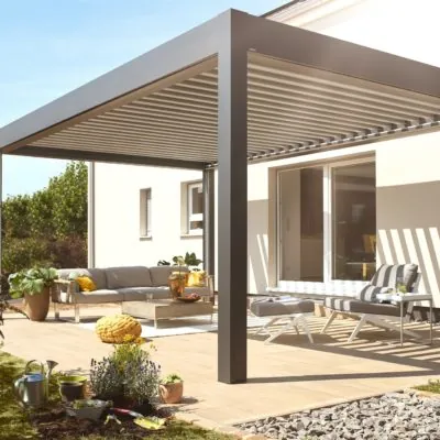 Anthrazitfarbenes Lamellendach für die Terrasse